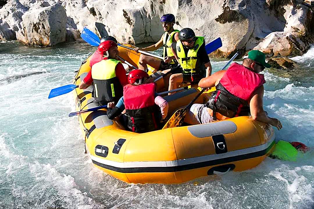 Ekipa u raftu na Neretvi