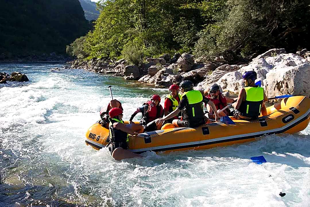 Grupa vesla kroz brzake Neretve