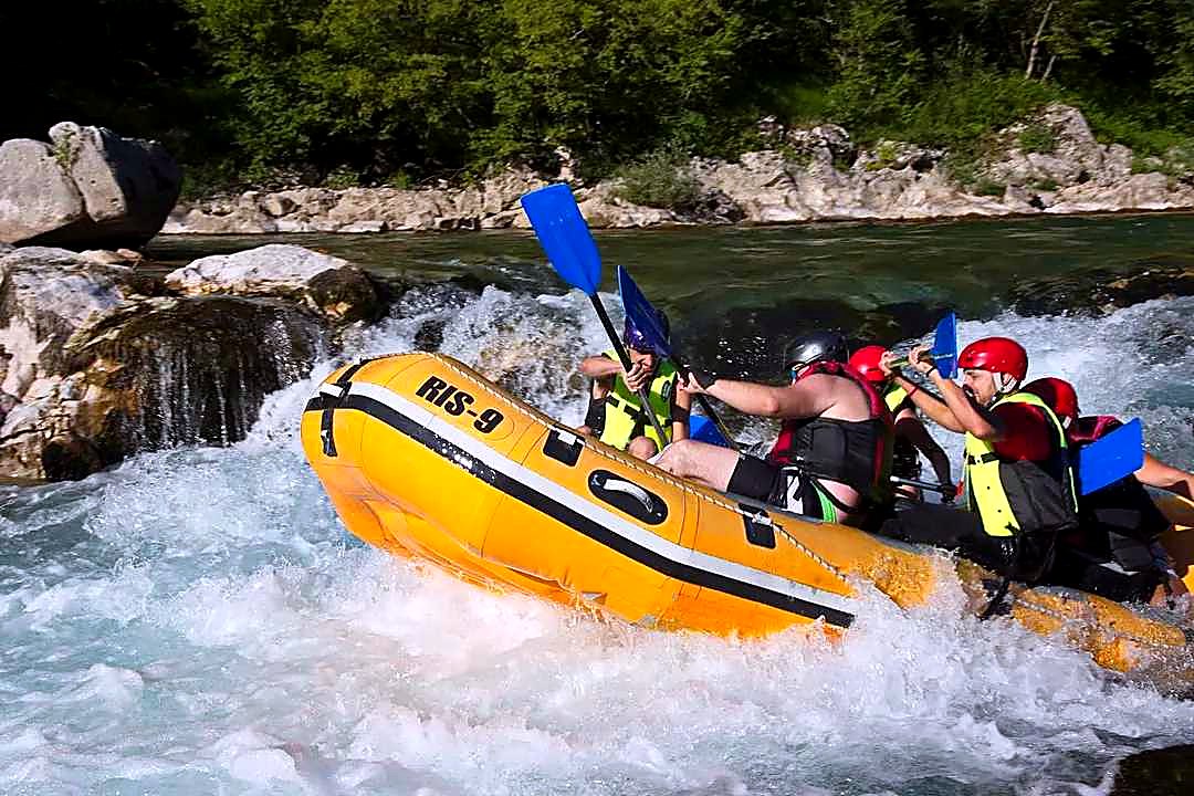 Raft u brzaku ispod stijena